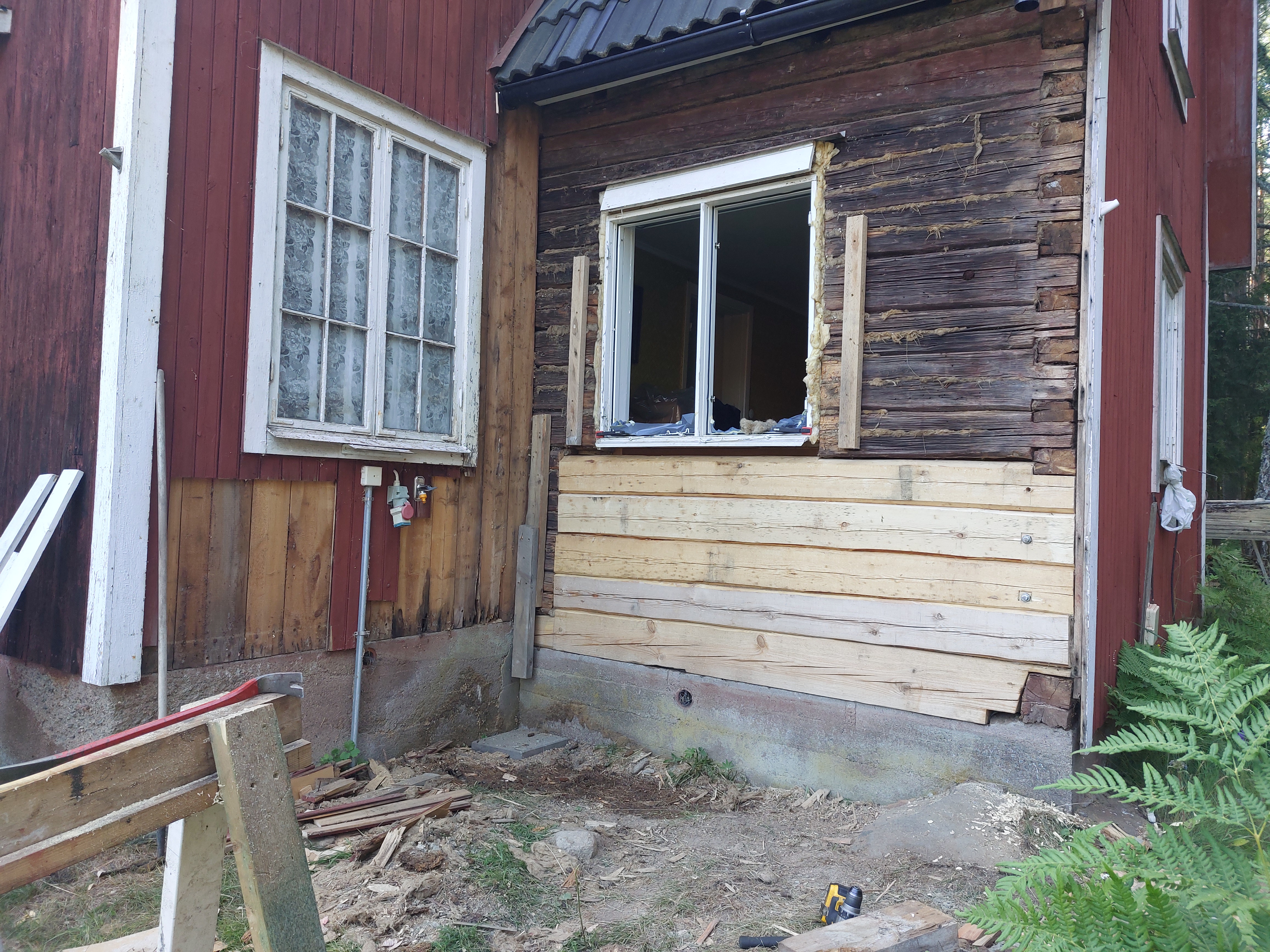 Dåligt timmer utbytt mot nytt. Fönstret renoveras.