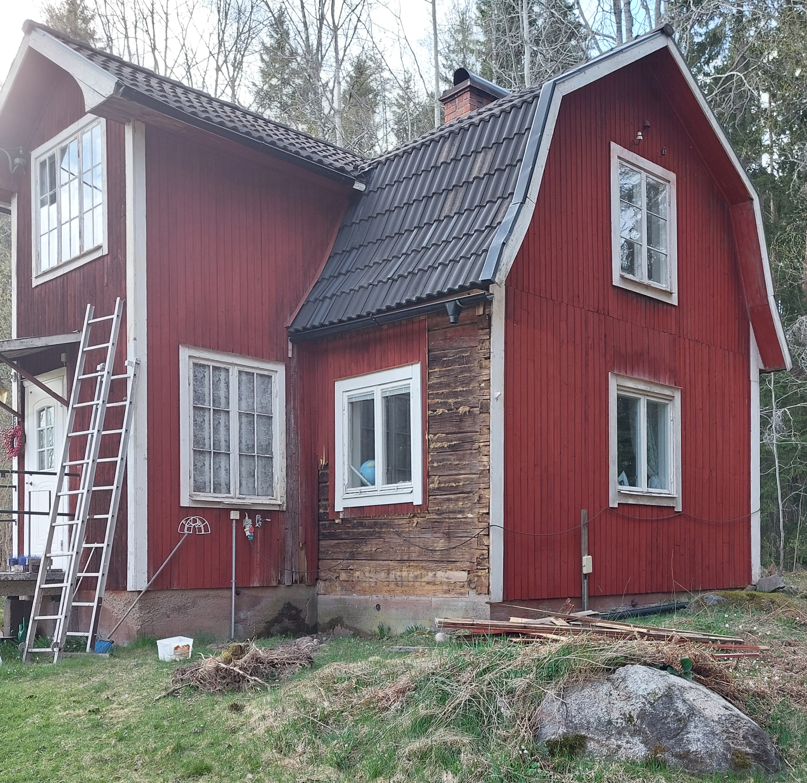 Timret under fönstret behöver bytas.